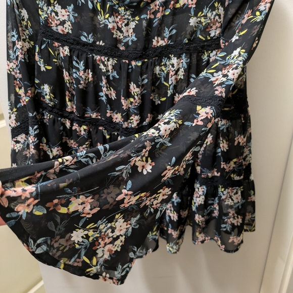Black Floral Blouse with lace detailing - Picture 3 of 4